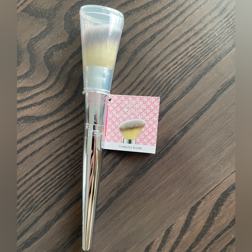 LOVE BEAUTY FULLY FLAWLESS BLUSH BRUSH #227
